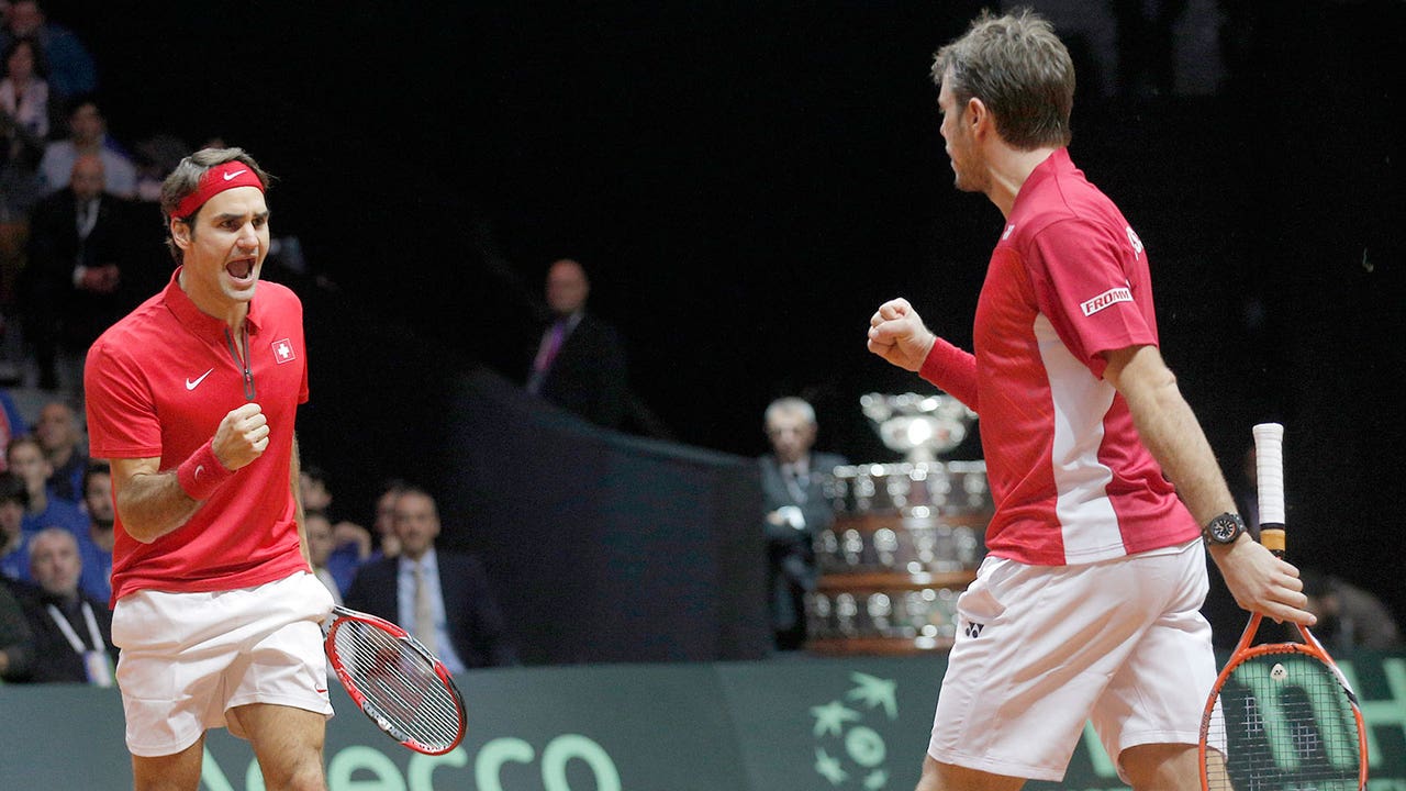 Federer, Wawrinka give Swiss 2-1 Davis Cup final lead over France